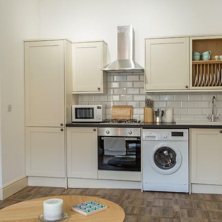 Stylish Apartment Close To Gloucester Quays & Docks Екстериор снимка